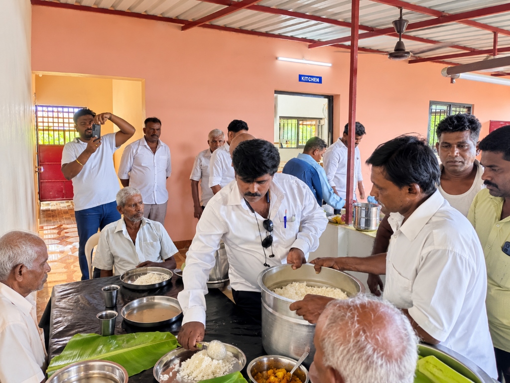 Fr. Shiji George and volunteers serving wholesome meal
